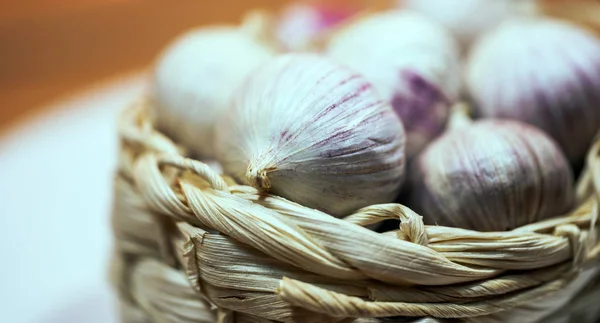 Knoblauch in einem Korb, Knoblauch in Nahaufnahme. getrockneter französischer Knoblauch. — Stockfoto