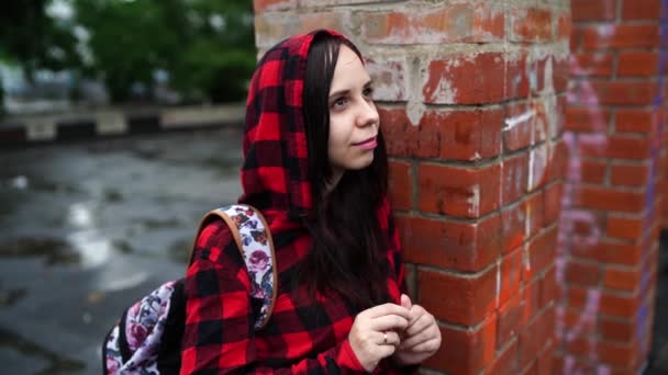 Портрет молодої жінки в повсякденному одязі — стокове відео