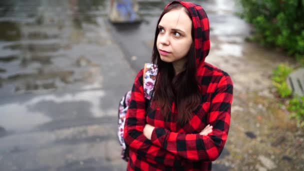 Portrait de jeune femme en vêtements décontractés — Video