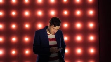 Adam telefonda bir mesaj alır ve sonra öfkeyle sevinmeye başlar