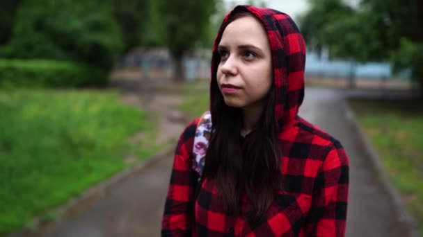 Porträt einer jungen Frau in lässiger Kleidung — Stockvideo