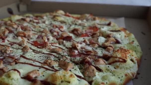 Pizza kutusunun içinde. Karton kutuda klasik pizza. Yukarıdan geniş açı görünümü. Pizza teslimatı, menü. Fast food, kabuklu hamur — Stok video