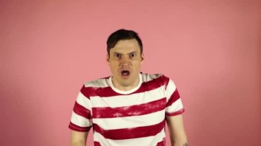 Yakışıklı genç casual adam kapsayan gözleri elleriniz ve üzgün dur jestle yapıyor ve korku ifadesi. Utandım ve negatif kavramı.