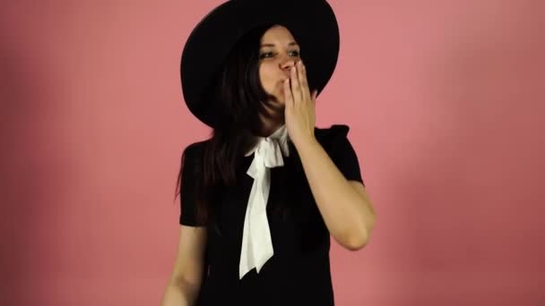 Hermosa feliz joven bonita mujer posando aislado sobre rosa pared fondo soplando besos . — Vídeo de stock