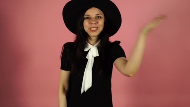 Hermosa feliz joven bonita mujer posando aislado sobre rosa pared fondo soplando besos . — Vídeo de stock