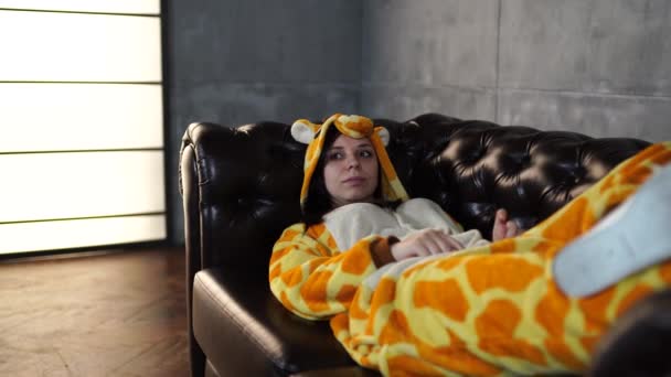 Ragazza in un luminoso pigiama per bambini sotto forma di canguro. Ritratto emotivo di uno studente. costume presentazione di animatore per bambini . — Video Stock