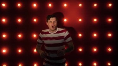 Adam gördükleri karşısında şok oldu ve dehşete düştü. Erkek öfkeden elleriyle yüzünü kapatır