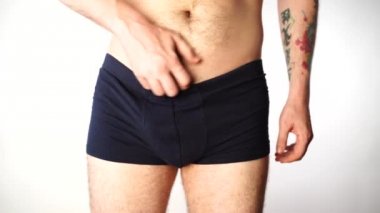 Beyaz arka planda, closeup tırmalamak kasık dostum. Kaşıntı rahatsız edici