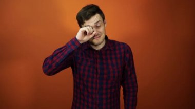 Tırmalamak onun gözleri, yüz yakın çekim adam. Adam, gözüne sokmak