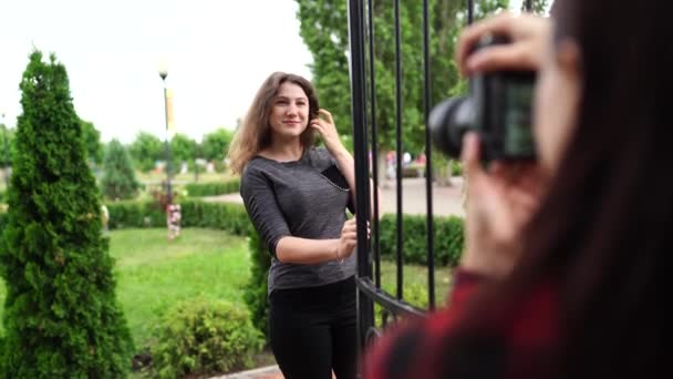 Θηλυκό που ποζάρει για μια γυναίκα φωτογράφο στο πάρκο — Αρχείο Βίντεο