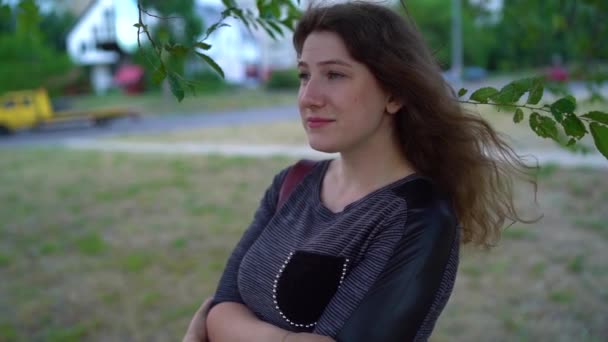 La femme a gelé, debout au grand air dans la soirée . — Video