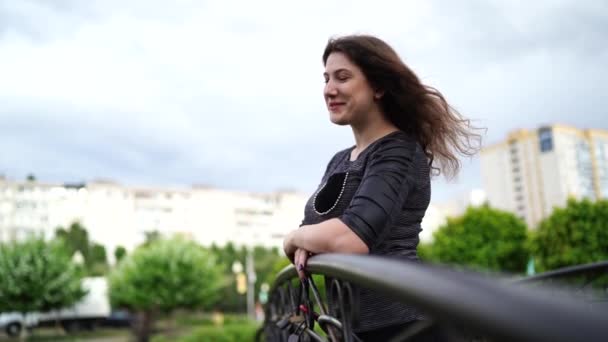 Žena stojící v parku a mluví za oblačné dny — Stock video