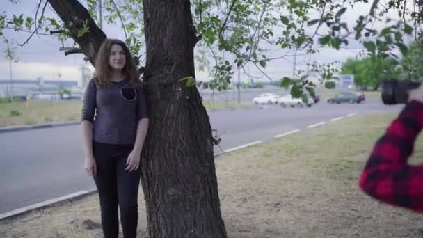 Chica fotógrafa, fotografiando a una mujer al aire libre, en el Parque en un día nublado — Vídeos de Stock