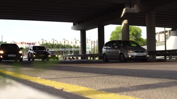 Auto guida su strada statale, Auto guida su strada statale. Molte auto diverse nel traffico cittadino. Traffico automobilistico. Concetto traffico automobilistico — Video Stock