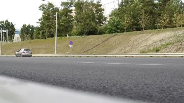 高速道路で車の運転、高速道路の道路で車の運転。都市交通の多くの異なる車。車の交通だ。交通の概念 — ストック動画