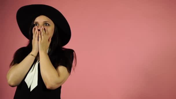 Senhora sorrindo em um fundo rosa. Mulher agradavelmente surpreendido — Vídeo de Stock