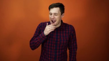 Adam esneme, kopya alanı içinde ağız açık uyanık. Sabah ve uyanma, günlük yaşam. Esneyen uykulu suratlı bir adam. Sabah esneme konsepti.