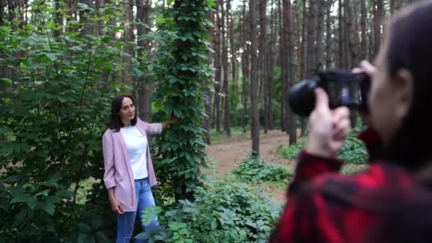 Fotografo ragazza, fotografare una donna all'aperto, nel parco in una giornata nuvolosa — Video Stock