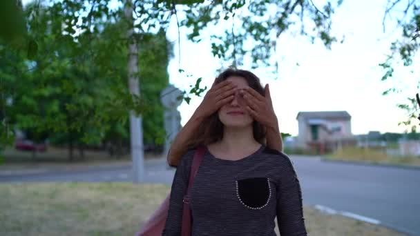 Μια νεαρή γυναίκα αναμένοντας μια χαρούμενη ομορφότητα με την κοπέλα της — Αρχείο Βίντεο