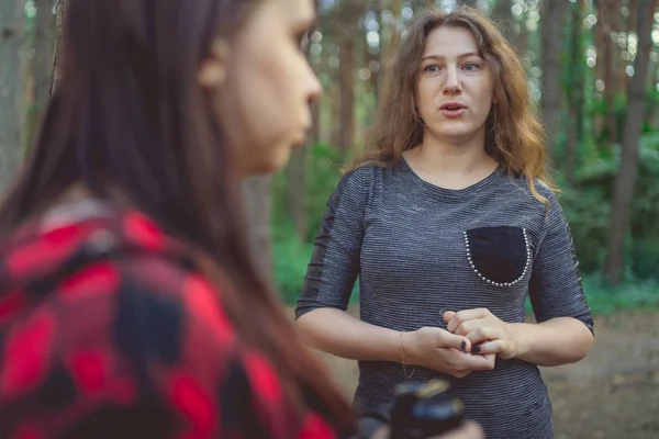 Kamarádi mluví v parku. Ženský mluví — Stock fotografie