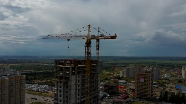 Edificio moderno en construcción con grúa. Edificio con grúa alta — Vídeos de Stock