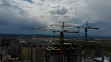 Vinçle inşa edilmiş modern bir bina. Yüksek vinçli bina