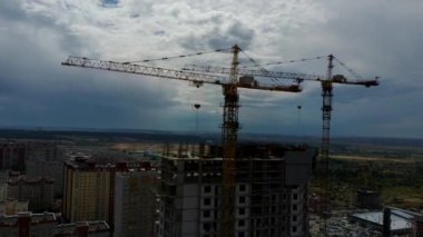 Vinçle inşa edilmiş modern bir bina. Yüksek vinçli bina