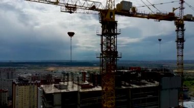 Vinçle inşa edilmiş modern bir bina. Yüksek vinçli bina
