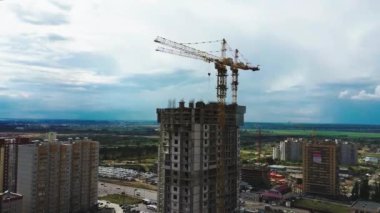 Vinçle inşa edilmiş modern bir bina. Yüksek vinçli bina