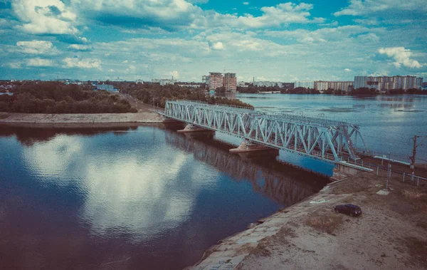 Luftaufnahme des Sees und der Brücke. Metallbrücke über den Fluss — Stockfoto
