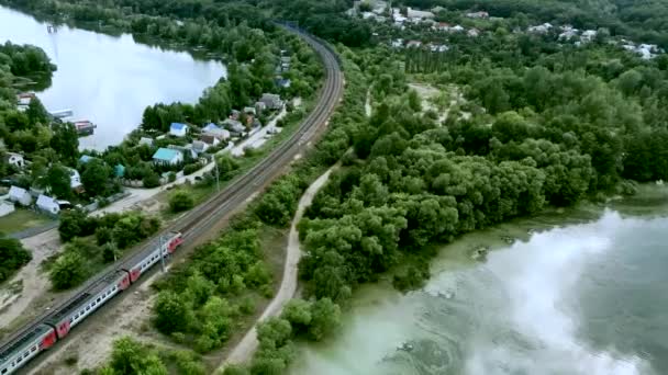 Un tren circula por el ferrocarril en el campo. — Vídeos de Stock