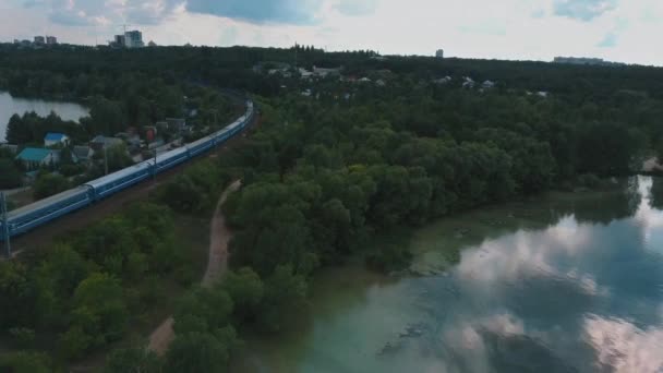 Un train circule le long du chemin de fer à la campagne — Video