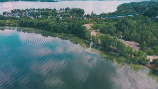 러시아 중부의 자연을 높은 곳에서 본 것입니다. 호수의 공기 풍경 — 비디오