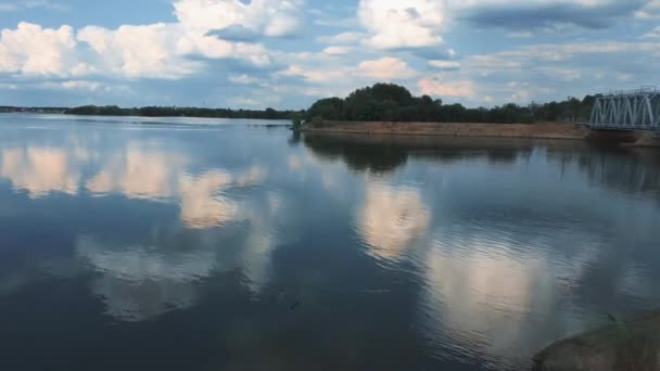러시아 중부의 자연을 높은 곳에서 본 것입니다. 호수의 공기 풍경 — 비디오