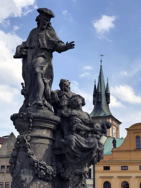 Praag Karelsbrug Sint Ivo standbeeld door M.B. Braun. Karelsbrug in Praag. — Stockfoto