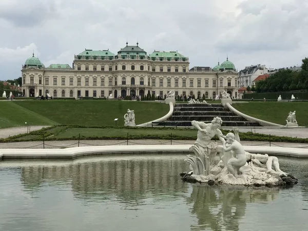 Rakousko, Vídeň 11. května 2019: Belvedere Palace ve Vídni. Belvedere Palace ve Vídni. Krásný park s fontánami za oblačného dne. Koncept: cestovní ruch a cestování. — Stock fotografie