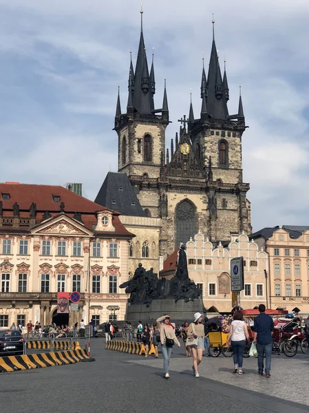 Tsjechië, Praag 1 juli 2019: Toeristen wandelen door de oude binnenstad van Europa — Stockfoto