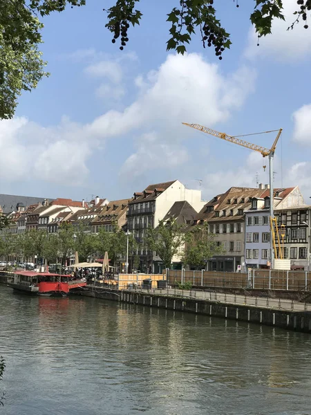 Heerlijk stadsgezicht met traditionele Nederlandse huizen. Waterkanaal — Stockfoto