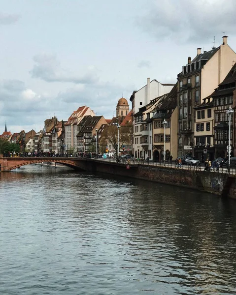 Heerlijk stadsgezicht met traditionele Nederlandse huizen. Waterkanaal — Stockfoto