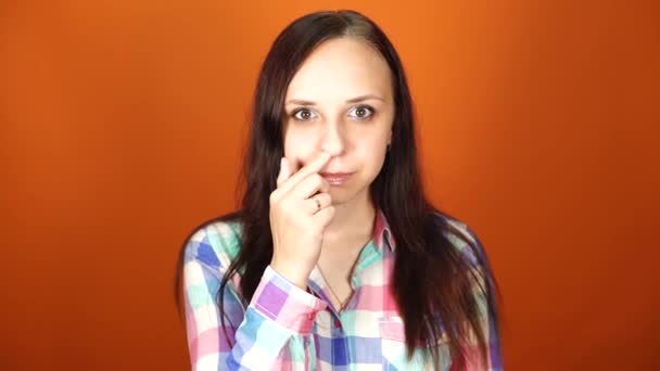 La femme se pique le nez. Woman is picking her nose with finger inside - hygiene concept (en anglais) — Video