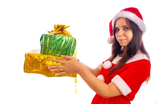 Noel Baba kostümü içinde gülümseyen genç bir kadın beyaz bir arka planda hediyeler tutuyor. Mutlu Noeller ve mutlu yıllar.. — Stok fotoğraf