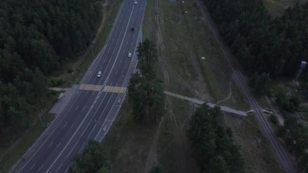 Los coches se desplazan por la carretera rodeada de árboles verdes en verano.. — Vídeos de Stock