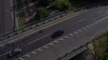 Yazın yeşil ağaçlarla çevrili otobanda arabalar hareket ediyor..
