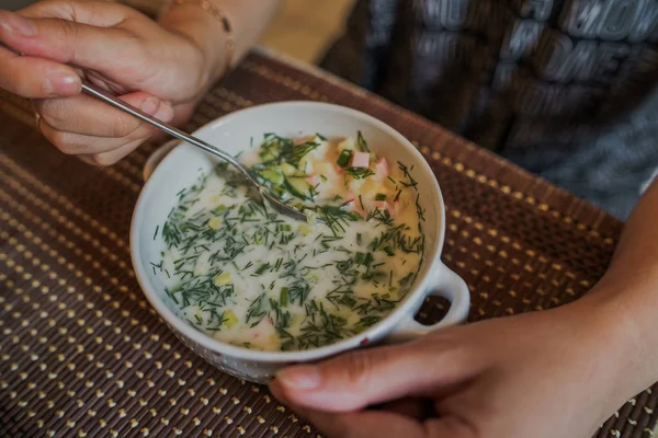 Soğuk çorba adı: Okroshka, Rusya ve Ukrayna mutfağının ulusal yemeği. Taze salatalıklı soğuk çorba, turp, patates ve yoğurtlu sosis.. — Stok fotoğraf