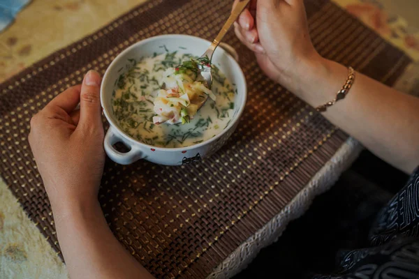 冷たいスープ名- okroshka,ロシアとウクライナの料理の国民料理.新鮮なキュウリ、大根、ジャガイモとボウルにヨーグルトとソーセージと冷たいスープ. — ストック写真