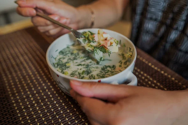 Soğuk çorba adı: Okroshka, Rusya ve Ukrayna mutfağının ulusal yemeği. Taze salatalıklı soğuk çorba, turp, patates ve yoğurtlu sosis.. — Stok fotoğraf