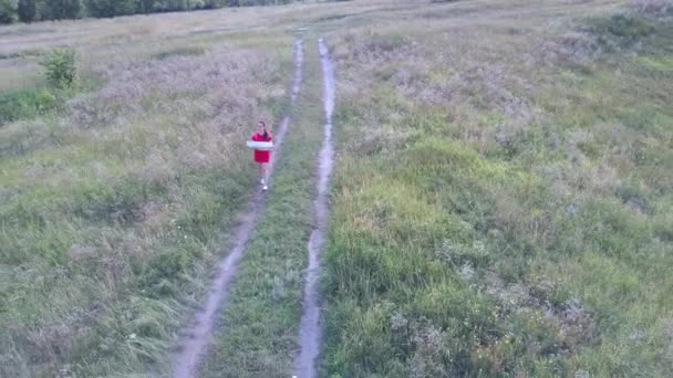 Mulher viajando com mapa na natureza. Mulher com mochila andando em caminho sinuoso estreito passando por arbustos verdes e árvores. Mulher casual carregando mochila. Viajante viajando sozinho — Vídeo de Stock