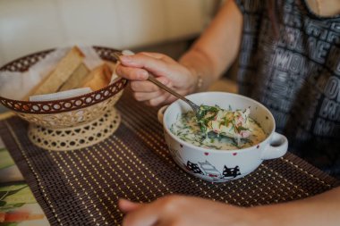 Soğuk çorba adı: Okroshka, Rusya ve Ukrayna mutfağının ulusal yemeği. Taze salatalıklı soğuk çorba, turp, patates ve yoğurtlu sosis..