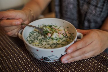 Soğuk çorba adı: Okroshka, Rusya ve Ukrayna mutfağının ulusal yemeği. Taze salatalıklı soğuk çorba, turp, patates ve yoğurtlu sosis..