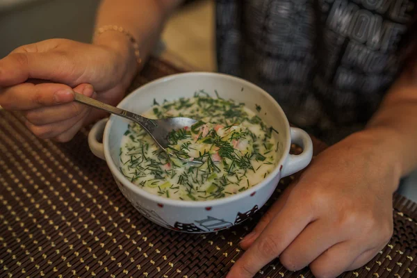 冷たいスープ名- okroshka,ロシアとウクライナの料理の国民料理.新鮮なキュウリ、大根、ジャガイモとボウルにヨーグルトとソーセージと冷たいスープ. — ストック写真